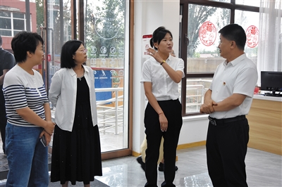 图为在福泰里党群服务中心，市委宣讲团与社区党员干部群众面对面交流，宣讲党的二十届三中全会精神。丰曼摄
