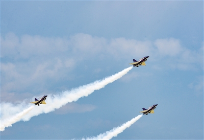 图为开幕式上，三架歼10模型机编队飞行表演。戎禹仁摄