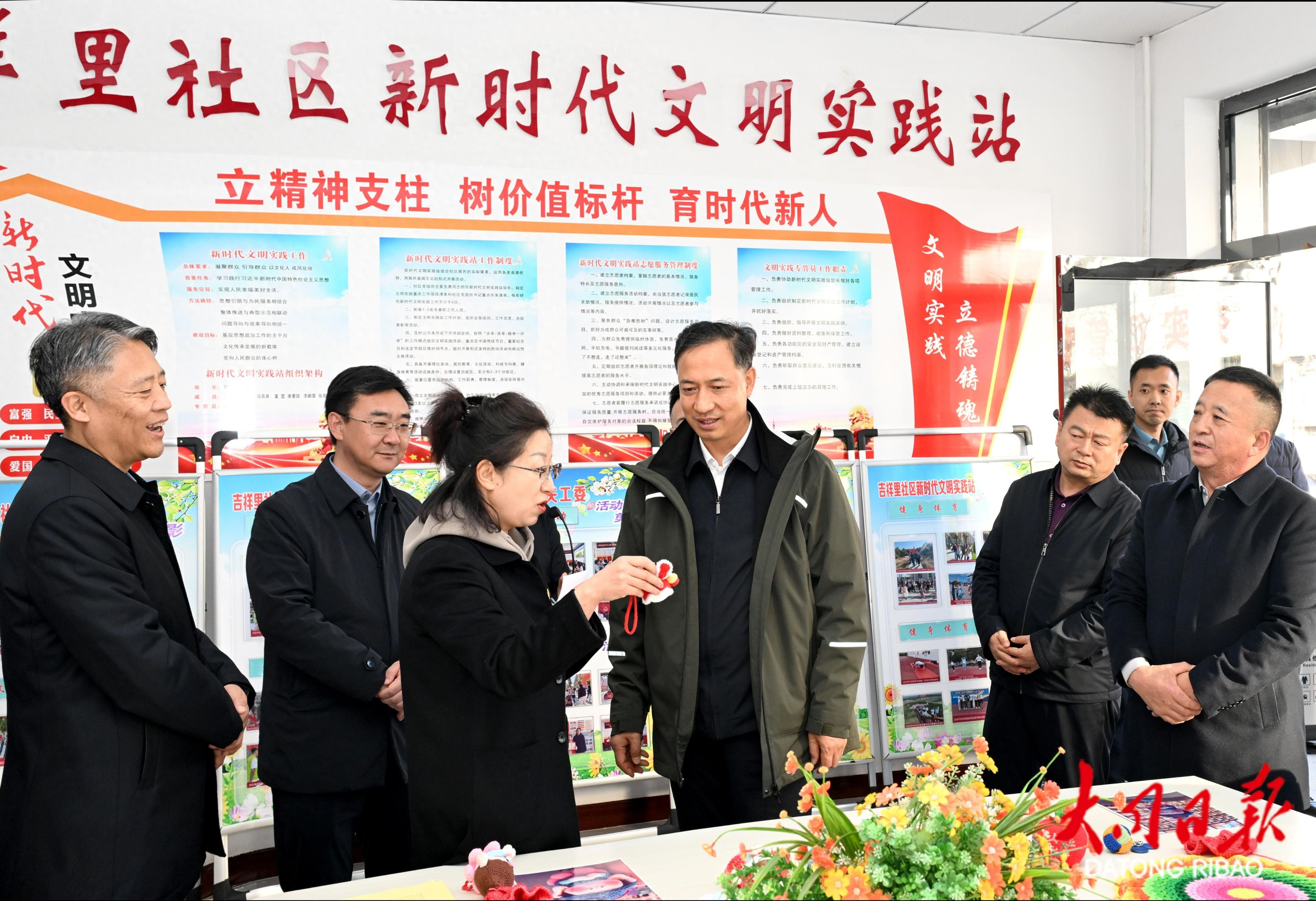 11月20日,省委常委、市委书记卢东亮在云州区吉祥里社区了解党建引领下的社区居委会、业委会、物业服务企业协调运行和网格管理服务工作情况。张燕伟摄 11月20日,省委常委、市委书记卢东亮在云州区吉祥里社区了解党建引领下的社区居委会、业委会、物业服务企业协调运行和网格管理服务工作情况。张燕伟摄