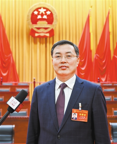 新当选的大同市人大常委会主任武健鹏接受媒体专访。张燕伟摄