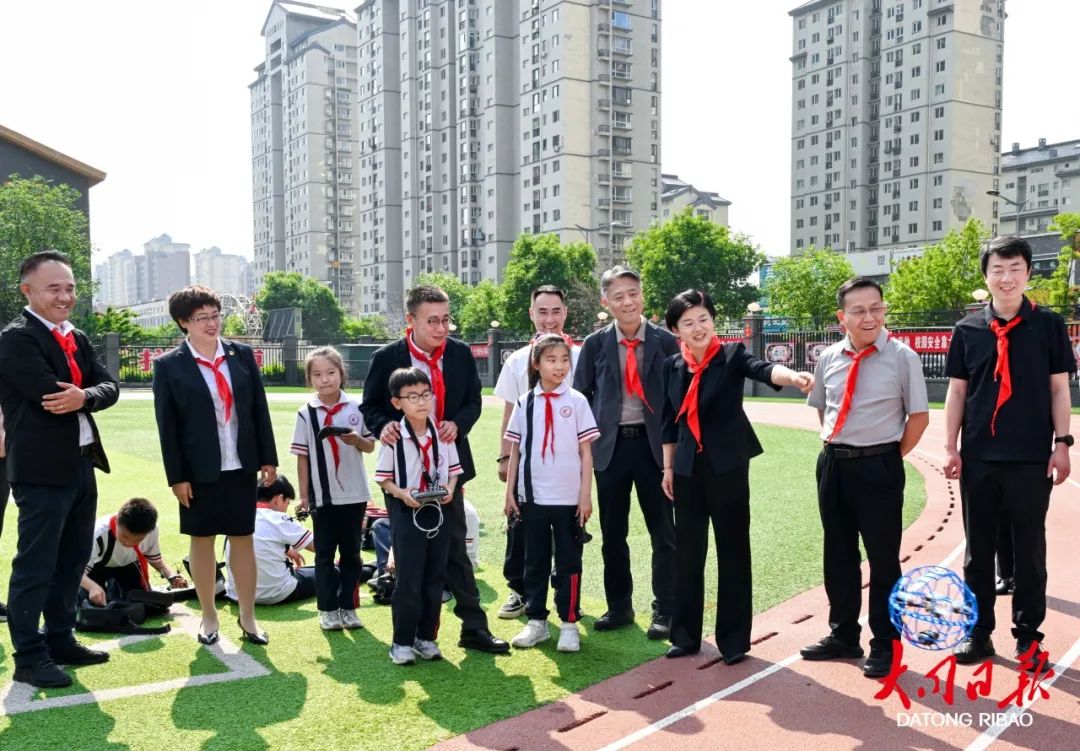 5月29日，市委书记张强来到平城区四十五校看望慰问少年儿童并与孩子们一起参加社团活动。张燕伟摄