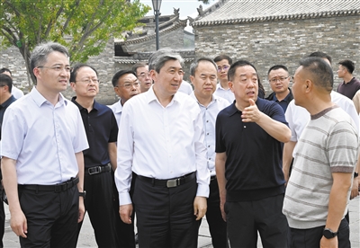 7月23日,副省长、市委书记朱晓东,市委副书记、市长刘俊义在大同古城东南邑调研街区业态运营情况。张燕伟摄 7月23日,副省长、市委书记朱晓东,市委副书记、市长刘俊义在大同古城东南邑调研街区业态运营情况。张燕伟摄