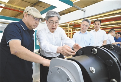 8月6日,副省长、市委书记朱晓东,市委副书记、市长刘俊义在巴什卡机械制造有限公司调研。张燕伟摄 8月6日,副省长、市委书记朱晓东,市委副书记、市长刘俊义在巴什卡机械制造有限公司调研。张燕伟摄