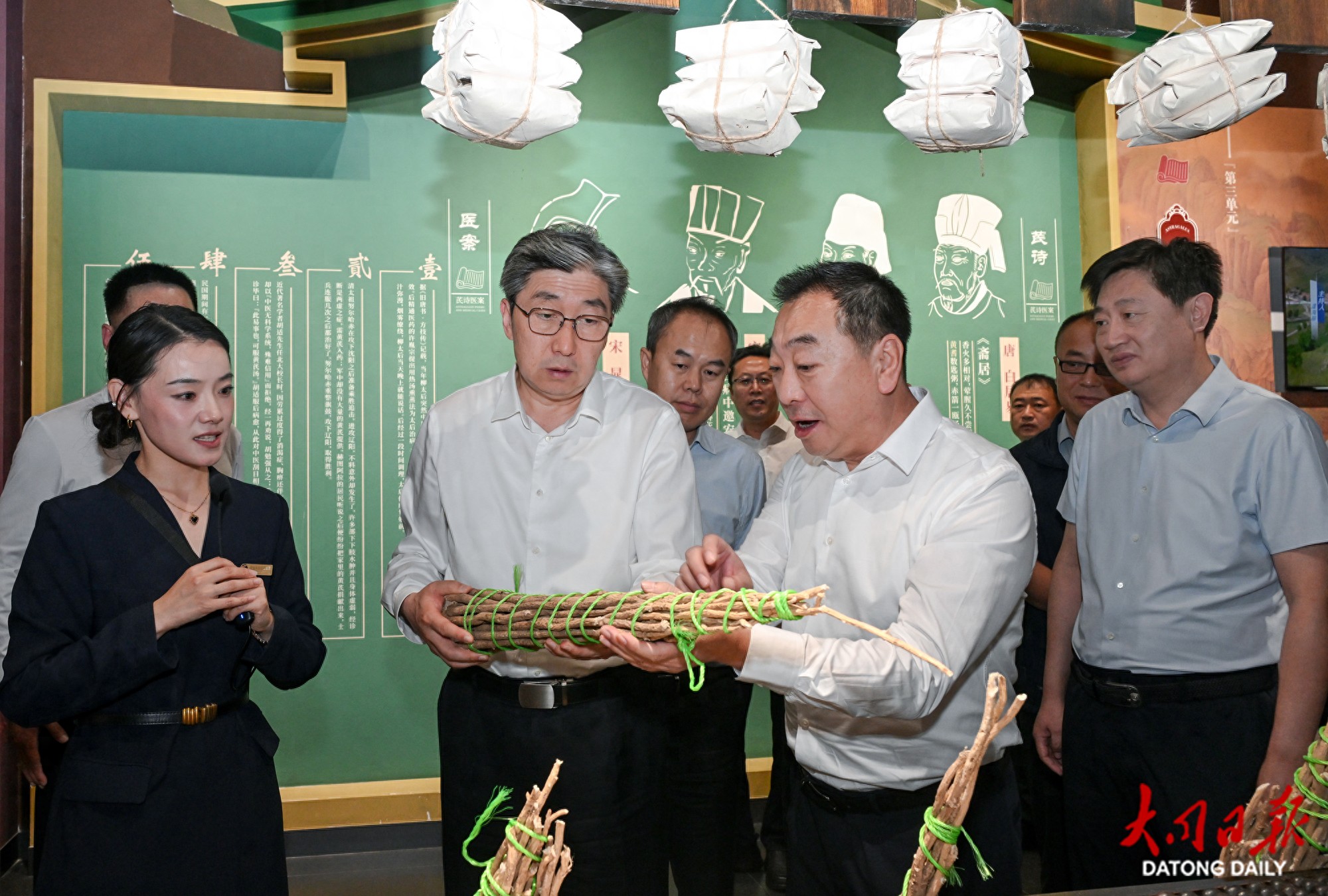 8月29日，副省长、市委书记朱晓东在浑源县黄芪文化园调研恒山黄芪产业发展情况。张燕伟摄