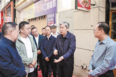 9月24日，副省长、市委书记朱晓东在平城区玖街时光里街区督导检查环境治理、安全管理等工作。张燕伟摄