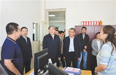 9月9日，副省长、市委书记朱晓东在大同市特殊教育学校看望慰问一线教师，祝大家教师节快乐。张燕伟摄