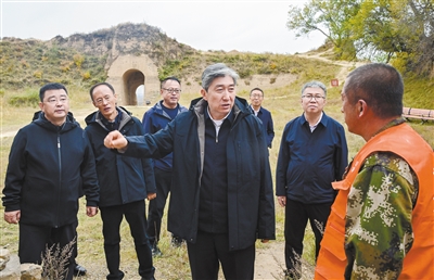 10月12日，副省长、市委书记朱晓东在左云县明长城宁鲁堡——八台子段调研长城保护利用工作。张燕伟摄