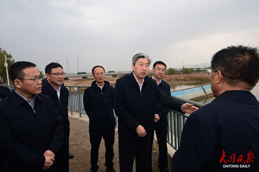 10月16日,副省长、市委书记朱晓东在云州区常家堡村固定桥泵站提水工程建设项目现场调研高标准农田配套水利设施运行情况。张燕伟摄 10月16日,副省长、市委书记朱晓东在云州区常家堡村固定桥泵站提水工程建设项目现场调研高标准农田配套水利设施运行情况。张燕伟摄