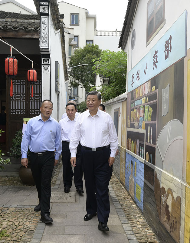 9月20日至21日，中共中央总书记、国家主席、中央军委主席习近平在浙江考察。这是20日上午，习近平在金华市义乌市后宅街道李祖村考察。新华社记者　李学仁　摄