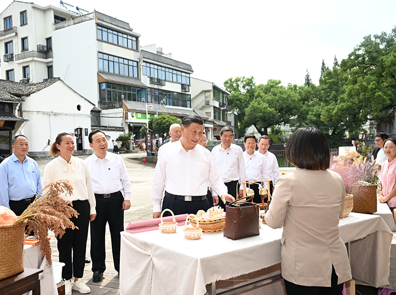 9月20日至21日，中共中央总书记、国家主席、中央军委主席习近平在浙江考察。这是20日上午，习近平在金华市义乌市后宅街道李祖村考察。新华社记者　谢环驰　摄