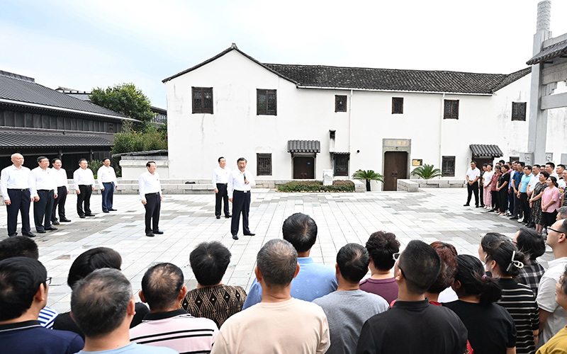 9月20日至21日，中共中央总书记、国家主席、中央军委主席习近平在浙江考察。这是20日下午，习近平在诸暨市枫桥镇枫桥经验陈列馆，同当地群众亲切交流。新华社记者　燕雁　摄