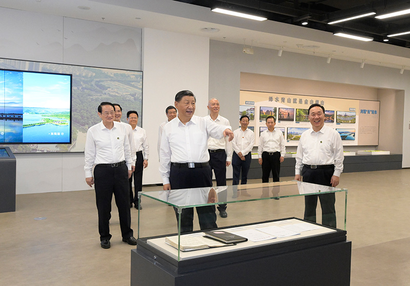 9月20日至21日，中共中央总书记、国家主席、中央军委主席习近平在浙江考察。这是20日下午，习近平在绍兴市浙东运河文化园考察。新华社记者　李学仁　摄
