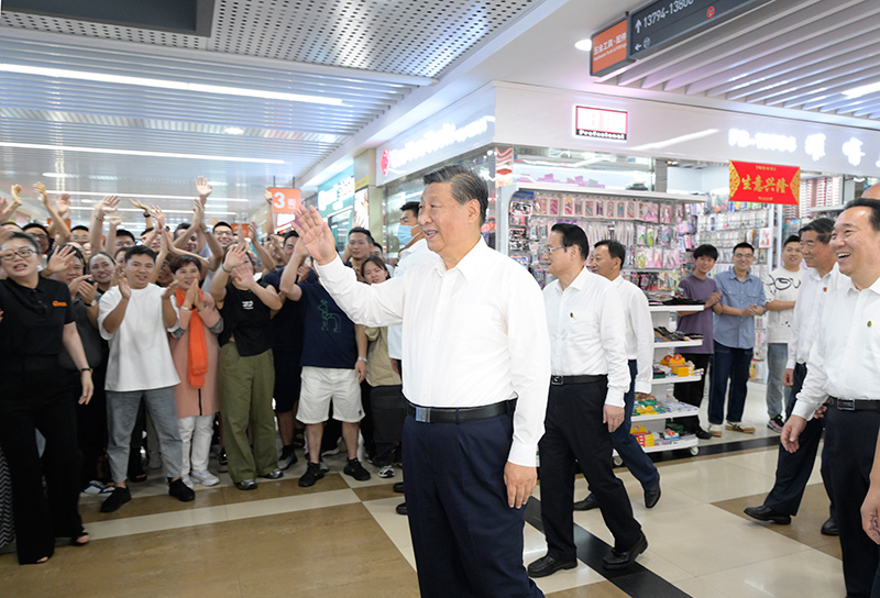 9月20日至21日，中共中央总书记、国家主席、中央军委主席习近平在浙江考察。这是20日上午，习近平在义乌国际商贸城考察时，同商户亲切交流。新华社记者　李学仁　摄