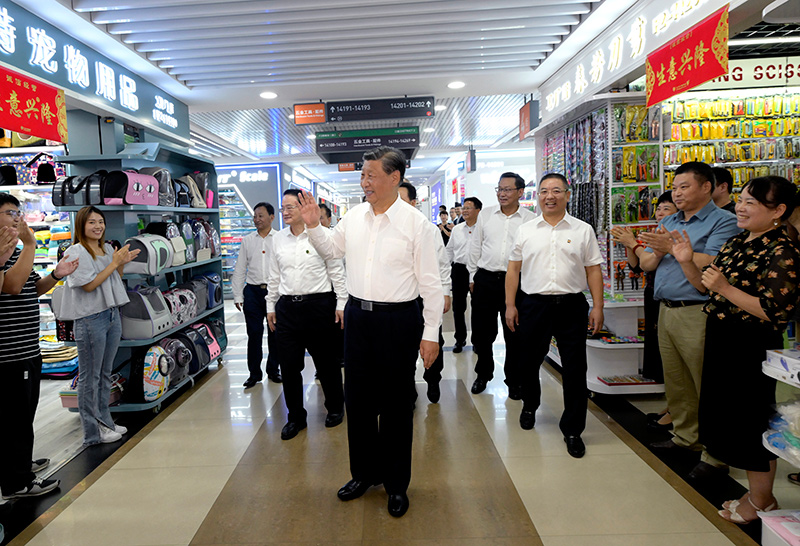9月20日至21日，中共中央总书记、国家主席、中央军委主席习近平在浙江考察。这是20日上午，习近平在义乌国际商贸城考察时，同商户亲切交流。新华社记者　李学仁　摄