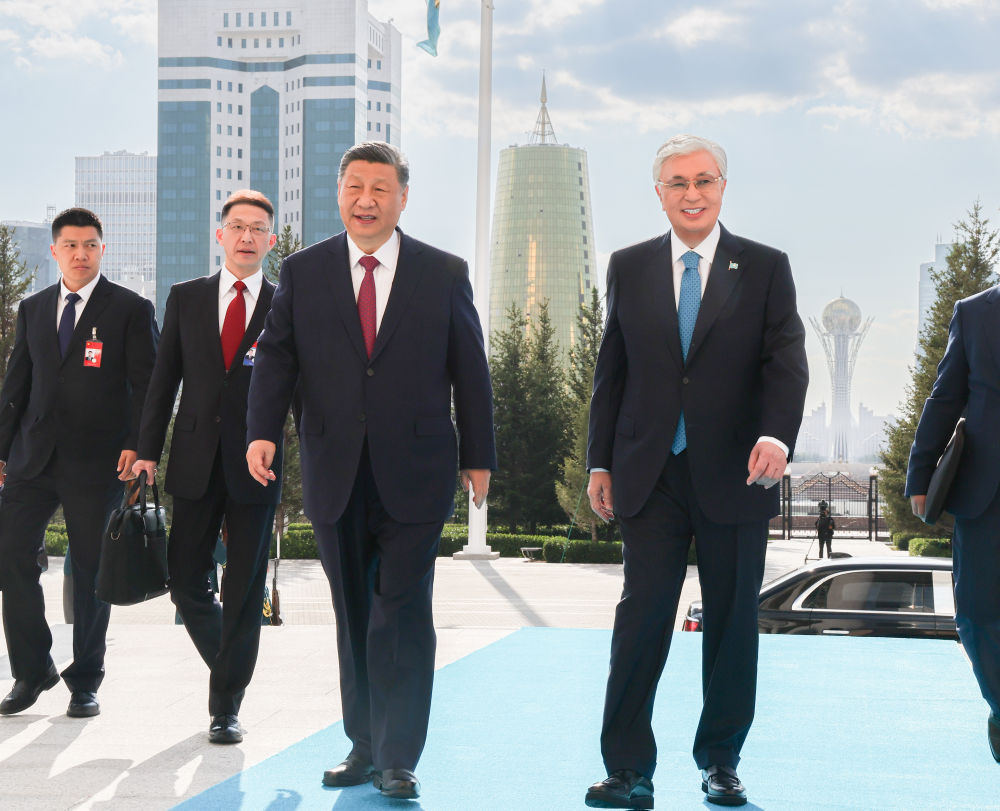 当地时间6月16日下午，哈萨克斯坦总统托卡耶夫同中国国家主席习近平在阿斯塔纳总统府举行会谈。这是两国元首步入总统府。新华社记者 丁林 摄