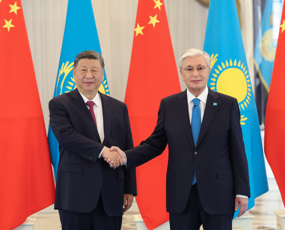 当地时间6月16日下午，哈萨克斯坦总统托卡耶夫同中国国家主席习近平在阿斯塔纳总统府举行会谈。新华社记者 黄敬文 摄