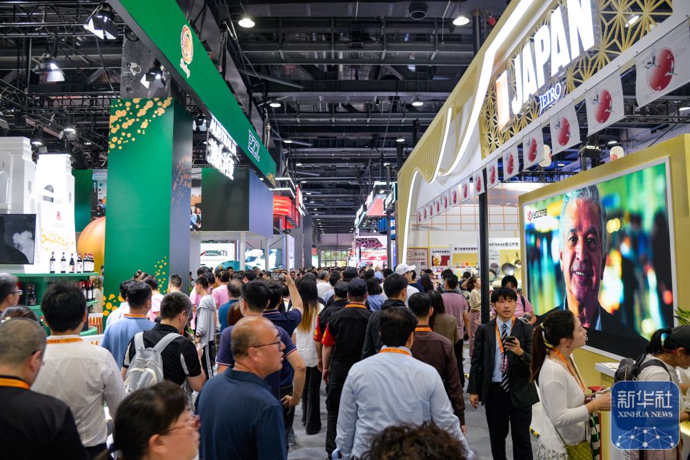 9月10日，人们在北京首钢园参观2025年服贸会主题展展馆。新华社记者 徐钦 摄