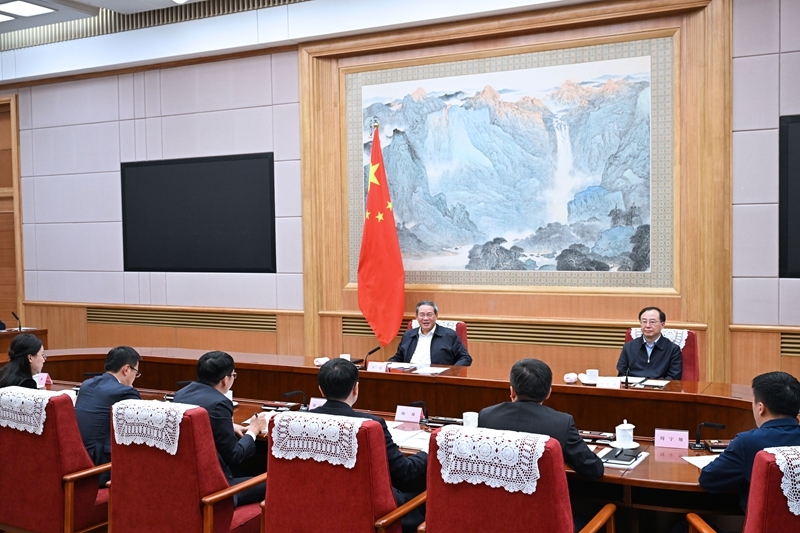 10月14日下午，中共中央政治局常委、国务院总理李强主持召开经济形势专家和企业家座谈会，听取对当前经济形势和下一步经济工作的意见建议。新华社记者 饶爱民 摄