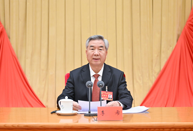 1月12日，中国共产党第二十届中央纪律检查委员会第五次全体会议在北京开幕。中共中央政治局常委、中央纪律检查委员会书记李希代表中央纪律检查委员会常务委员会作题为《以更高标准、更实举措推进全面从严治党，为实现“十五五”时期目标任务提供坚强保障》的工作报告。新华社记者 岳月伟 摄