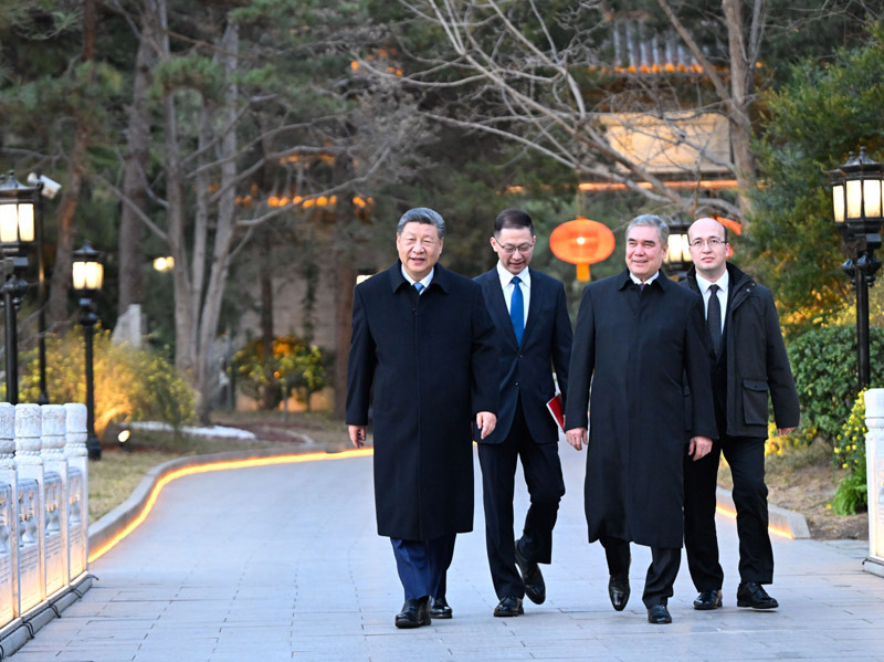 3月18日下午，国家主席习近平在北京钓鱼台国宾馆会见来华进行友好访问的土库曼斯坦民族领袖、人民委员会主席别尔德穆哈梅多夫。这是习近平同别尔德穆哈梅多夫一起散步。新华社记者 申宏 摄