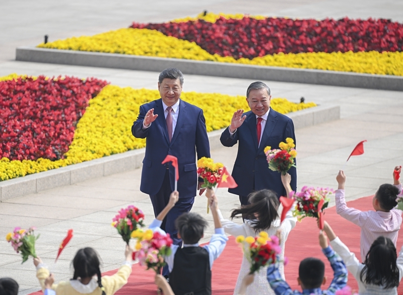 4月15日上午，中共中央总书记、国家主席习近平在北京人民大会堂同来华进行国事访问的越共中央总书记、国家主席苏林举行会谈。这是会谈前，习近平在人民大会堂东门外广场为苏林举行欢迎仪式。新华社记者 燕雁 摄