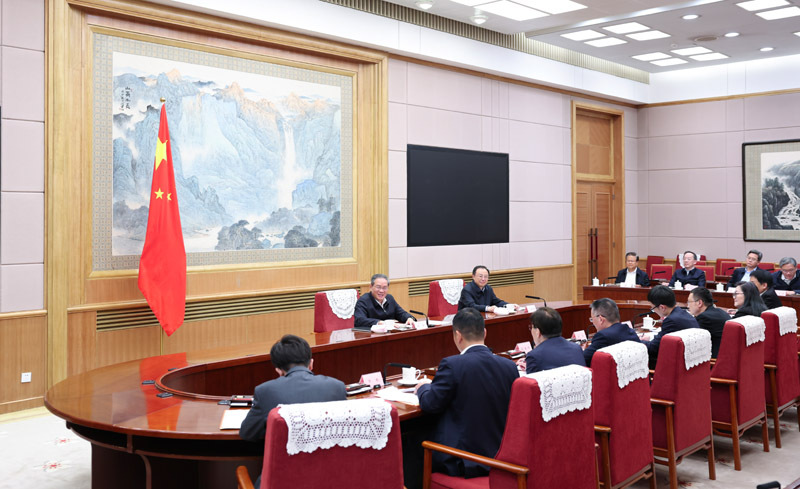 4月10日下午，中共中央政治局常委、国务院总理李强在北京主持召开经济形势专家和企业家座谈会，听取对当前经济形势和下一步经济工作的意见建议。新华社记者 黄敬文 摄