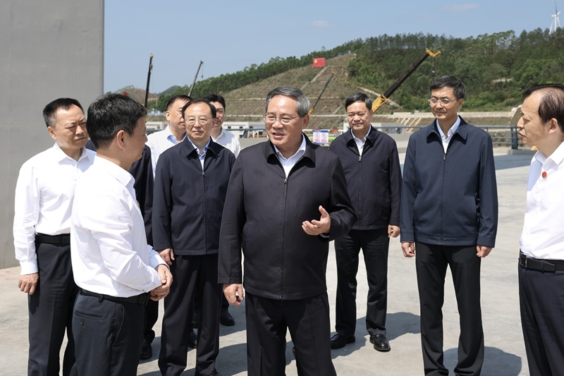 4月29日至5月1日，中共中央政治局常委、国务院总理李强在广西调研。这是4月30日，李强来到钦州市平陆运河马道枢纽，听取运河建设情况介绍，察看施工现场。新华社记者 黄敬文 摄