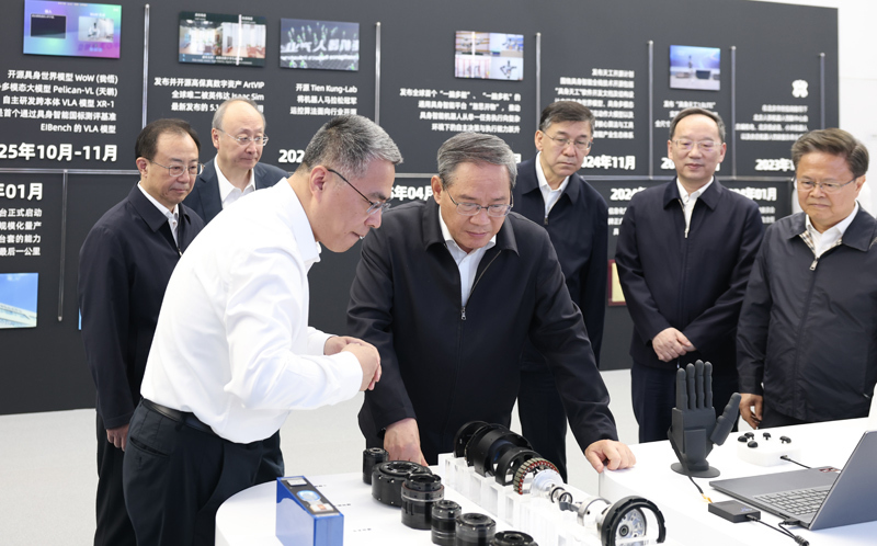 5月18日,中共中央政治局常委、国务院总理李强在北京调研。这是李强在北京人形机器人创新中心有限公司听取智能机器人技术创新和产业发展介绍。新华社记者 黄敬文 摄