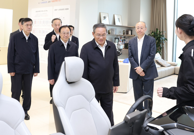 5月18日,中共中央政治局常委、国务院总理李强在北京调研。这是李强在小米汽车科技有限公司调研。新华社记者 黄敬文 摄