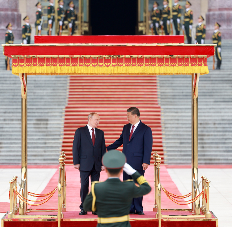 5月20日上午,国家主席习近平在北京人民大会堂同来华进行国事访问的俄罗斯总统普京举行会谈。会谈前,习近平在人民大会堂东门外广场为普京举行欢迎仪式。新华社记者 丁海涛 摄