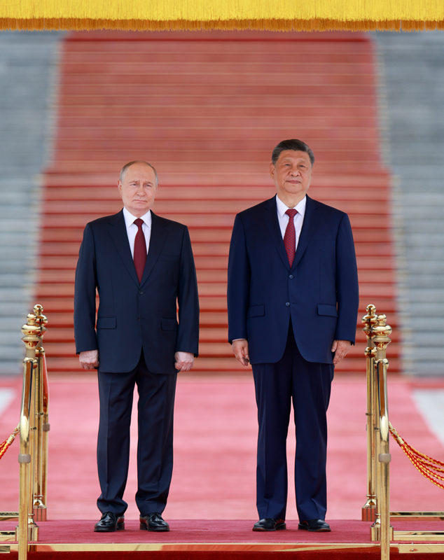 5月20日上午,国家主席习近平在北京人民大会堂同来华进行国事访问的俄罗斯总统普京举行会谈。会谈前,习近平在人民大会堂东门外广场为普京举行欢迎仪式。新华社记者 丁海涛 摄