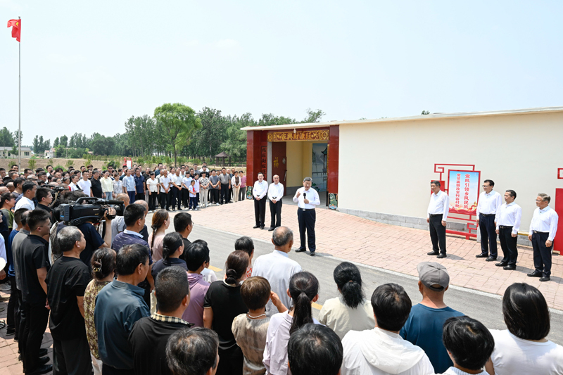 6月24日，中共中央总书记、国家主席、中央军委主席习近平在山东省德州市考察。这是习近平在陵城区边临镇西于架村，同村民们亲切交流。新华社记者 申宏 摄