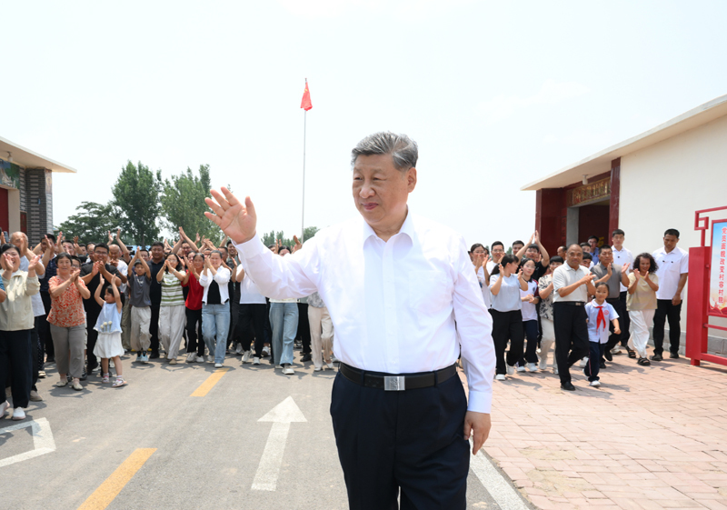 6月24日，中共中央总书记、国家主席、中央军委主席习近平在山东省德州市考察。这是习近平在陵城区边临镇西于架村，同村民们亲切交流。新华社记者 谢环驰 摄