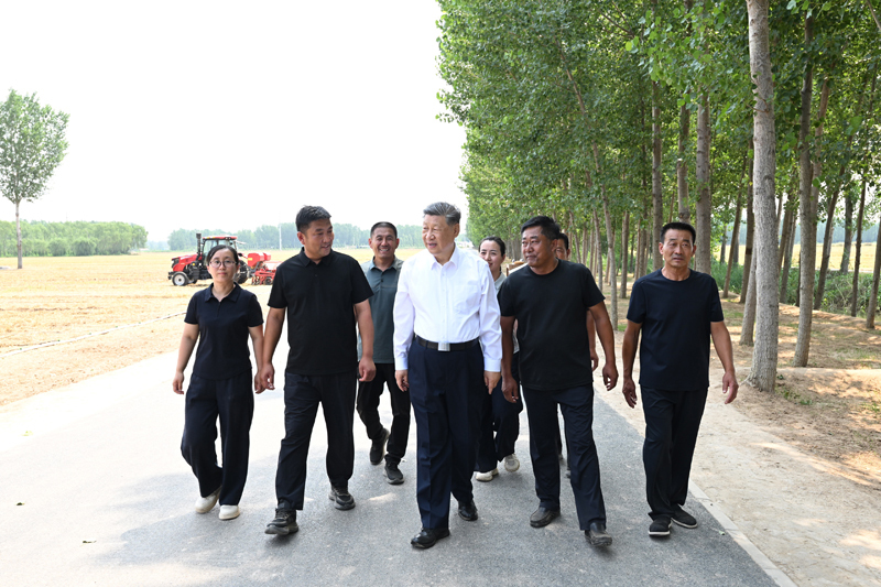 6月24日，中共中央总书记、国家主席、中央军委主席习近平在山东省德州市考察。这是习近平在陵城区边临镇东于架村同种粮大户、农机手、农技人员亲切交流。新华社记者 谢环驰 摄