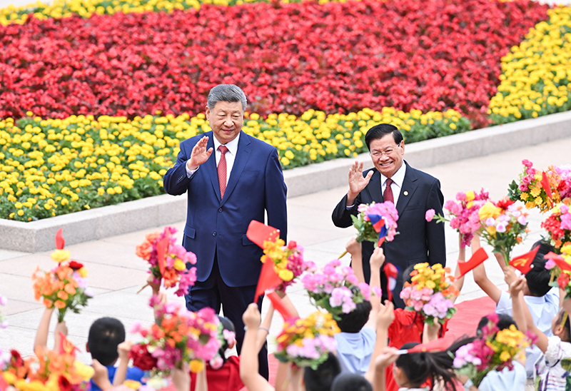 6月5日下午,中共中央总书记、国家主席习近平在北京人民大会堂同来华进行国事访问的老挝人民革命党中央总书记、国家主席通伦举行会谈。这是会谈前,习近平在人民大会堂东门外广场为通伦举行欢迎仪式。新华社记者 岳月伟 摄