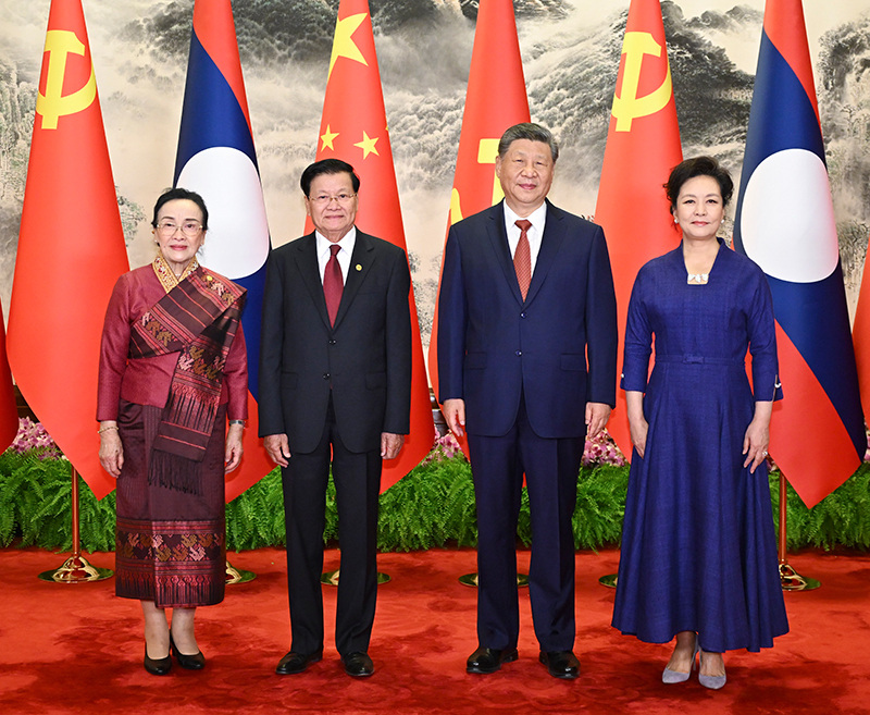 6月5日下午,中共中央总书记、国家主席习近平在北京人民大会堂同来华进行国事访问的老挝人民革命党中央总书记、国家主席通伦举行会谈。这是会谈前,习近平和夫人彭丽媛同通伦和夫人娜丽合影。新华社记者 燕雁 摄