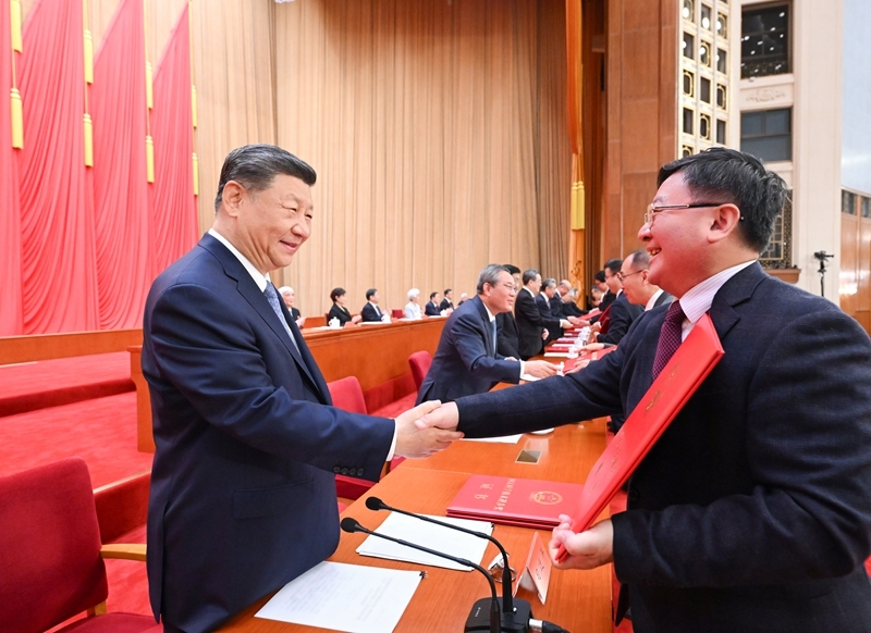 7月8日上午，国家科学技术奖励大会、中国科学院第二十二次院士大会和中国工程院第十八次院士大会、中国科学技术协会第十一次全国代表大会在北京人民大会堂隆重召开。这是习近平等党和国家领导人同两位最高奖获得者一道，为获得国家自然科学奖、国家技术发明奖、国家科学技术进步奖和中华人民共和国国际科学技术合作奖的代表颁发证书。新华社记者 谢环驰 摄