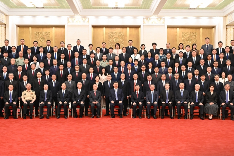 7月8日上午，国家科学技术奖励大会、中国科学院第二十二次院士大会和中国工程院第十八次院士大会、中国科学技术协会第十一次全国代表大会在北京人民大会堂隆重召开。会前，习近平等领导同志亲切会见国家科学技术奖获奖代表，并同大家合影留念。新华社记者 谢环驰 摄