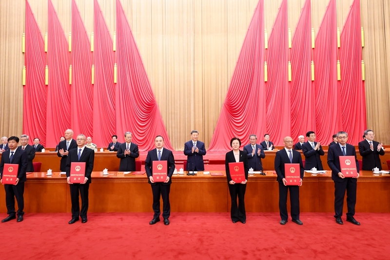 7月8日上午，国家科学技术奖励大会、中国科学院第二十二次院士大会和中国工程院第十八次院士大会、中国科学技术协会第十一次全国代表大会在北京人民大会堂隆重召开。这是习近平等党和国家领导人同两位最高奖获得者一道，为获得国家自然科学奖、国家技术发明奖、国家科学技术进步奖和中华人民共和国国际科学技术合作奖的代表颁发证书。新华社记者 黄敬文 摄