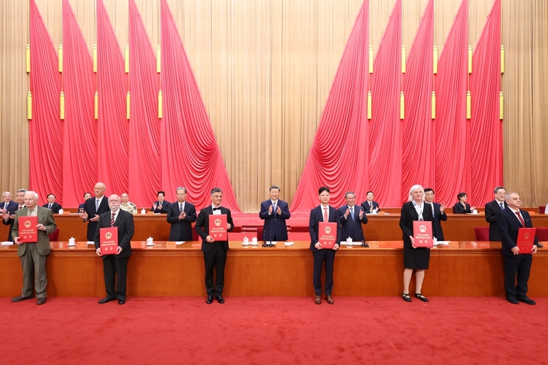 7月8日上午，国家科学技术奖励大会、中国科学院第二十二次院士大会和中国工程院第十八次院士大会、中国科学技术协会第十一次全国代表大会在北京人民大会堂隆重召开。这是习近平等党和国家领导人同两位最高奖获得者一道，为获得国家自然科学奖、国家技术发明奖、国家科学技术进步奖和中华人民共和国国际科学技术合作奖的代表颁发证书。新华社记者 黄敬文 摄