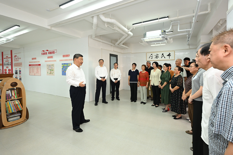 7月15日,中共中央总书记、国家主席、中央军委主席习近平在上海考察。这是习近平在黄浦区半淞园路街道市民新村居民区考察时,在社区党群服务站同居民代表、街道干部、社区工作者等亲切交流。新华社记者 谢环驰 摄