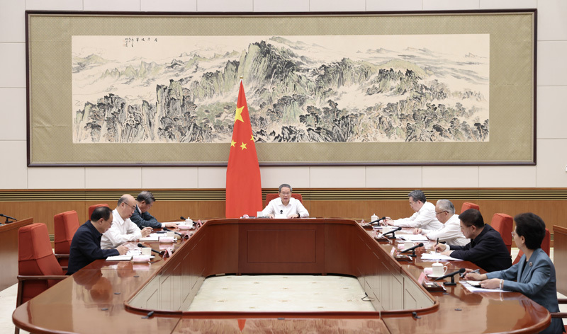 7月1日,国务院总理、党组书记李强主持召开国务院党组会议,学习贯彻习近平总书记在庆祝中国共产党成立105周年大会上的重要讲话精神和习近平党建思想。丁薛祥出席。新华社记者 黄敬文 摄