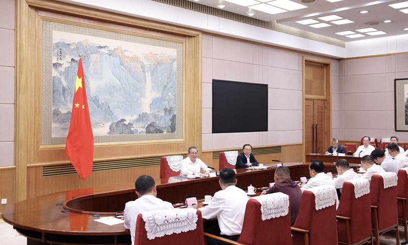 7月13日下午，中共中央政治局常委、国务院总理李强主持召开经济形势专家和企业家座谈会，听取对当前经济形势和下一步经济工作的意见建议。新华社记者 黄敬文 摄