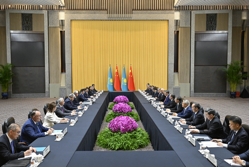 7月16日下午,国家主席习近平在上海西郊宾馆会见来华出席2026世界人工智能大会暨人工智能全球治理高级别会议的哈萨克斯坦总统托卡耶夫。新华社记者 殷博古 摄