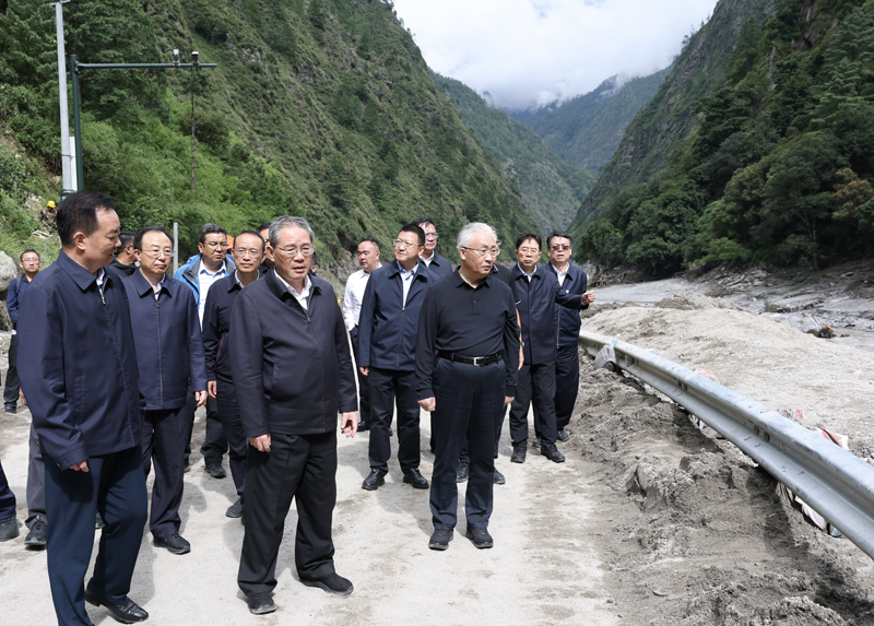 8月27日，受习近平总书记委托，中共中央政治局常委、国务院总理李强赴西藏日喀则市吉隆县指导吉隆口岸泥石流灾害抢险救援和应急处置工作。这是李强实地察看灾情。新华社记者 黄敬文 摄