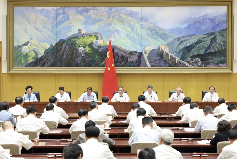 8月17日,国务院总理李强主持召开国务院第十二次全体会议,深入学习贯彻习近平总书记关于当前经济形势和经济工作的重要讲话精神,强调要切实把思想和行动统一到党中央对形势的科学判断和决策部署上来,扎实做好各项工作,努力完成全年经济社会发展目标任务,实现“十五五”良好开局。新华社记者 黄敬文 摄