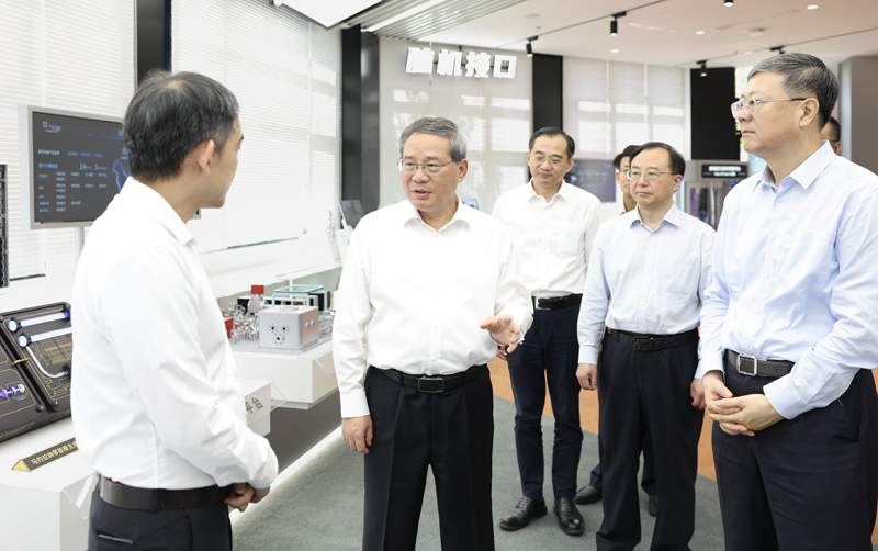 9月22日,中共中央政治局常委、国务院总理李强在上海调研。这是李强在上海未来启点社区与科创人员、社区工作人员亲切交流。新华社记者 黄敬文 摄