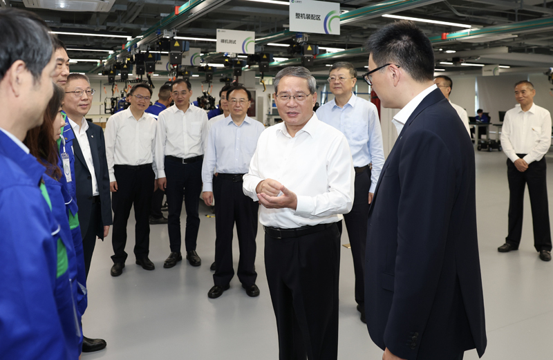 9月22日,中共中央政治局常委、国务院总理李强在上海调研。这是李强在上海电气国家人工智能应用中试基地参观智能机器人装配调试中试车间。新华社记者 黄敬文 摄
