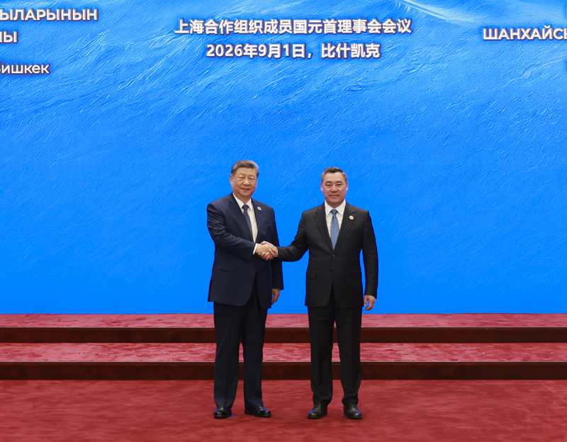 当地时间9月1日上午,国家主席习近平在比什凯克出席上海合作组织成员国元首理事会第二十六次会议。这是习近平同上海合作组织轮值主席国吉尔吉斯斯坦总统扎帕罗夫握手。新华社记者 王晔 摄
