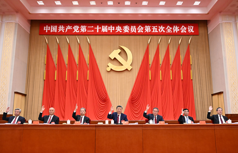 中国共产党第二十届中央委员会第五次全体会议,于2026年10月26日至29日在北京举行。这是习近平、李强、赵乐际、王沪宁、蔡奇、丁薛祥、李希等在主席台上。新华社记者 李响 摄